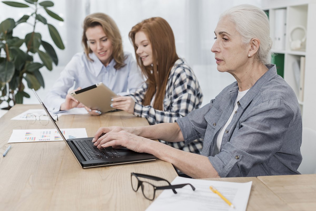 Starší lidé v práci často mlčí, mladí zaměstnanci si stěžují