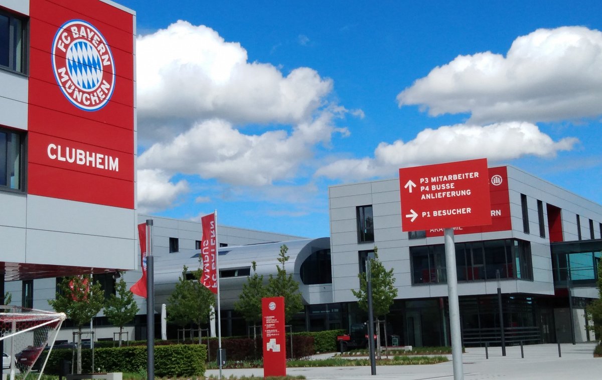 Za závorou tréninkového centra FC Bayernu Mnichov