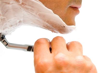 Žiletky, nebo strojek?
Starší muži volí to první