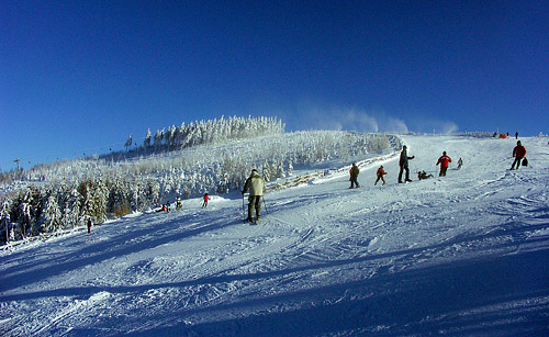 Lyžařská sezona nekončí,
hory hlásí lepší podmínky