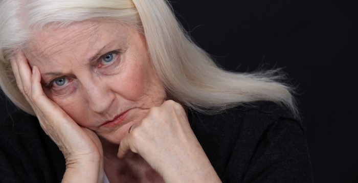 Starší lidé jsou důvěřiví.
Vědci už také vědí proč