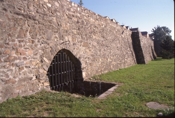 Tajemnou svítící chodbou
do katakomb města Jihlavy