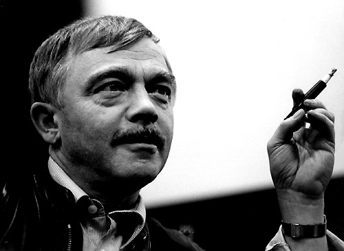 Karel Kryl zůstal věrný kytaře,
písničkám, ale i slušným lidem