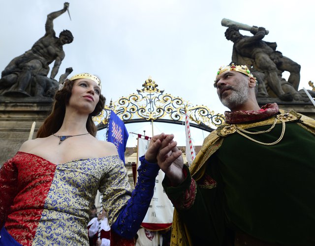 Karel IV. veze korunovační
klenoty na hrad Karlštejn