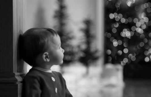 Kouzlo časů minulých: 
malý hošík černovlasý...