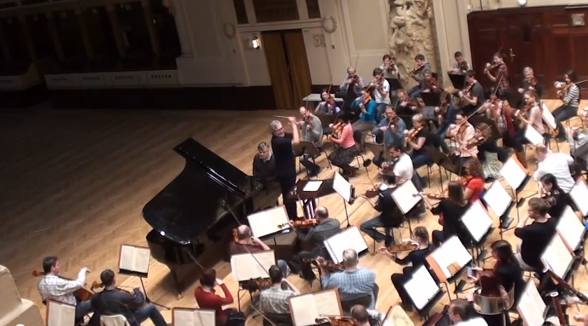 Symfonický orchestr FOK 
a klavírista Indjic společně slaví 