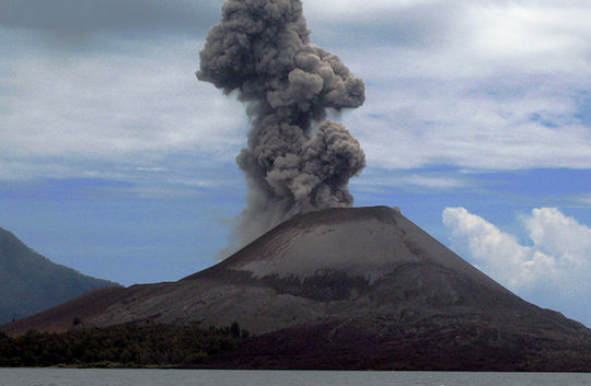 Erupce sopky Krakatoa 
v Indonésii inspirovaly i Čapka