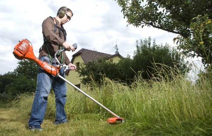 Křovinořezy hladce zdolají 
přerostlou trávu i „nálety“ 
