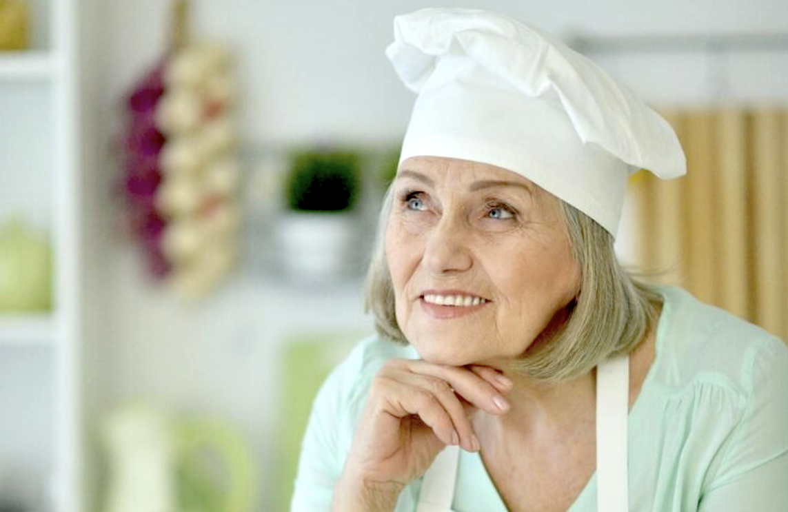 Babi, ty pomáháš v kuchyni? Pracující senioři znají předsudky