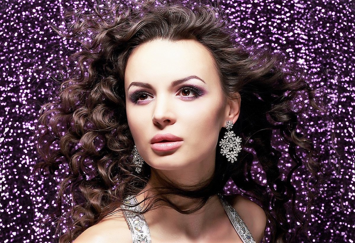 Co nikdy nedělat se šperky? Například náušnicím škodí lak na vlasy