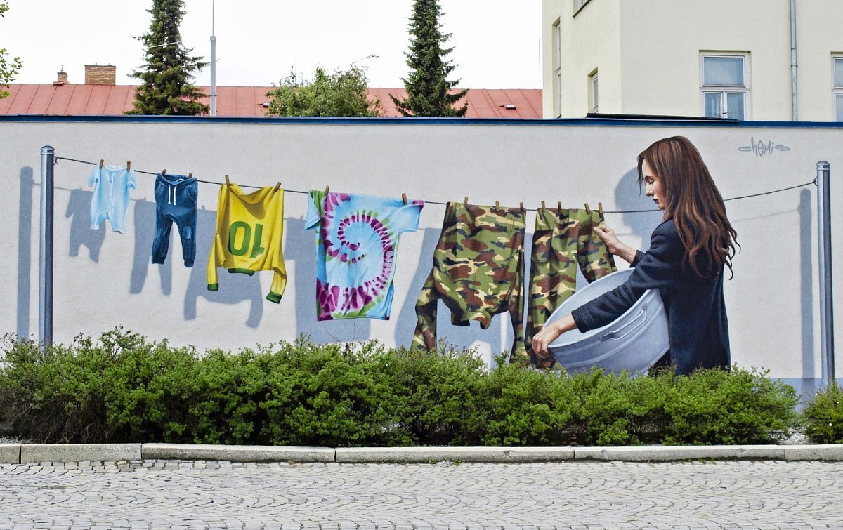 Smutná žena na jihlavském nádraží vyvolává emoce