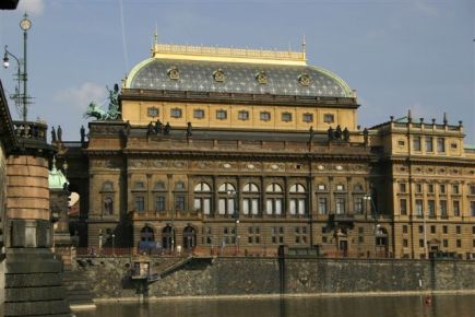 Národní divadlo dostane
novější světlejší kabát