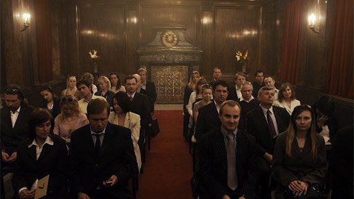 Klip o ponižující dražbě seniora má upozornit na diskriminaci dříve narozených ve společnosti.