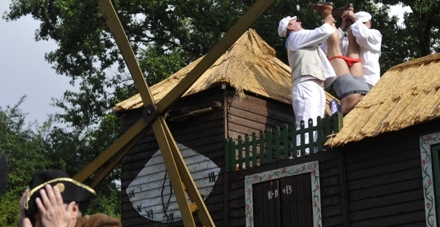 Zázračný mlýn opět přemlel
staré báby na&nbsp;mladé dívky!