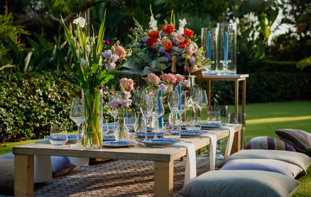 Je léto, čas posezení na zahradách a balkonech