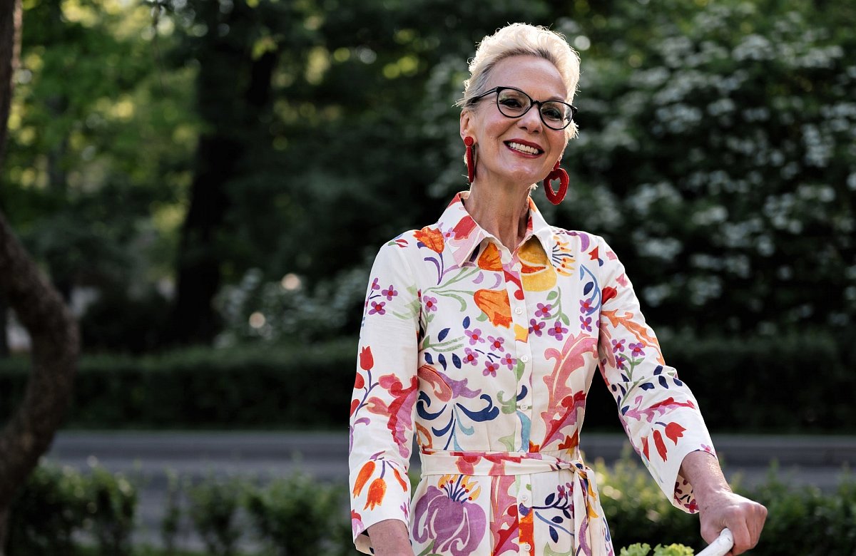 Jarní barvy a vzory nepatří k vyššímu věku? Nesmysl. Dámy díky nim mládnou