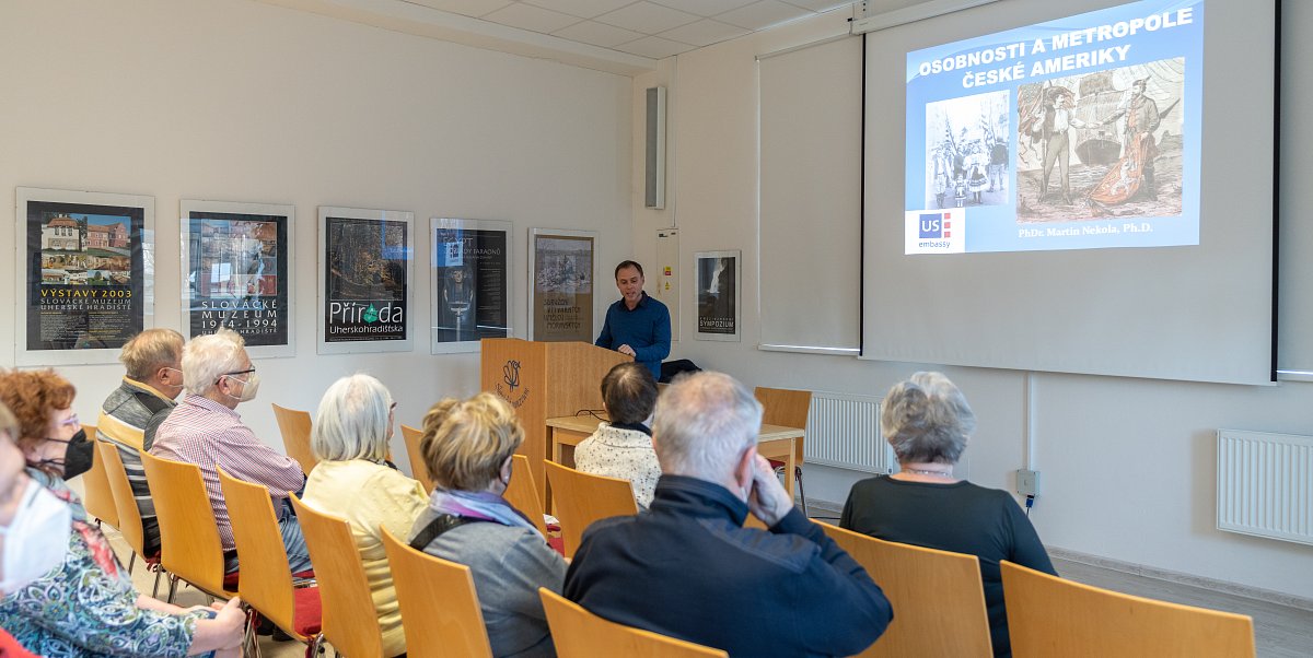 při jedné z častých přednášek pro veřejnost.jpg