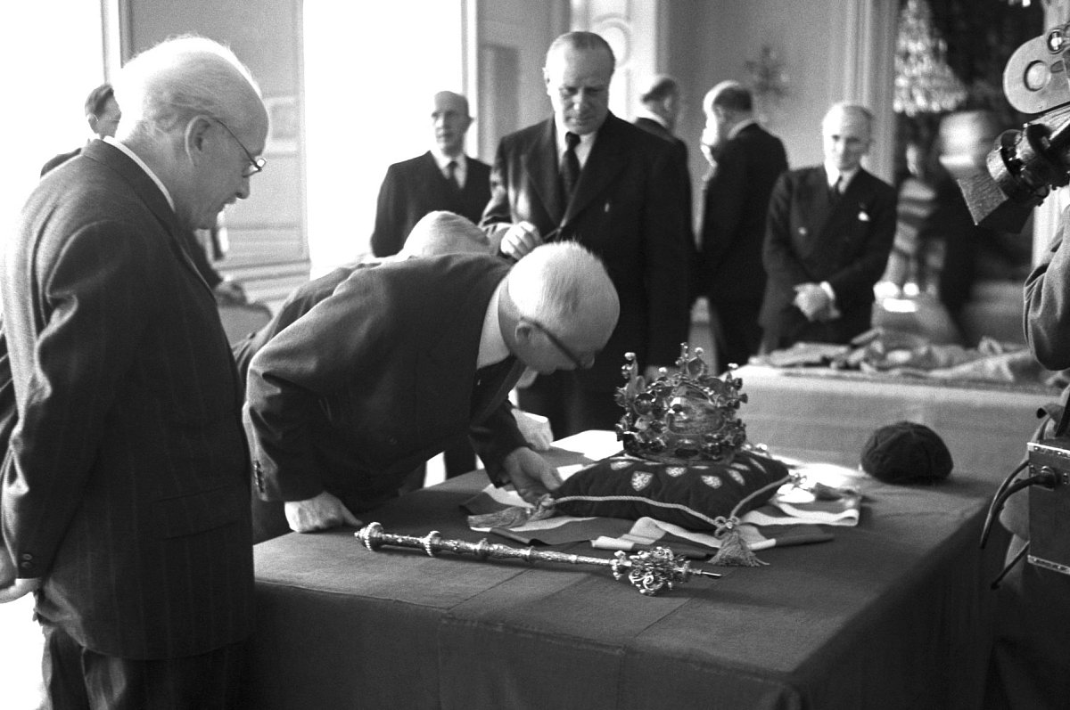 Putování královských korunovačních klenotů v průběhu české historie