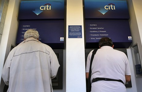Řekové nosí úspory z bank
domů. A zločinci mají žně