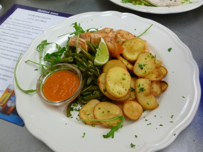 Nové brambory se zelenými
fazolkami a lososem