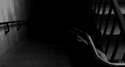 Násilník na schodech