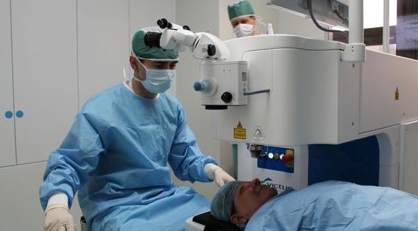 Operaci šedého zákalu v ČR
ročně podstoupí 80 tisíc lidí 