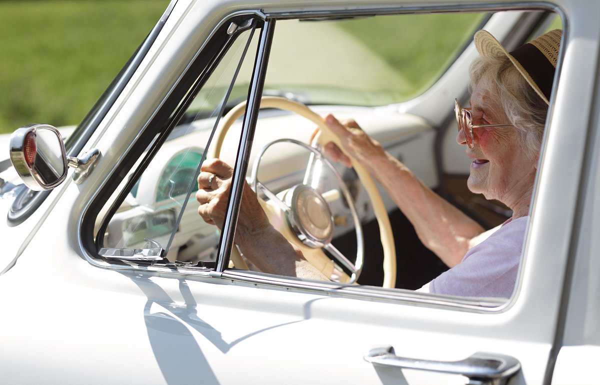 České silnice brázdí přes 1,5 milionu seniorů. Věková hranice povinných prohlídek se posune