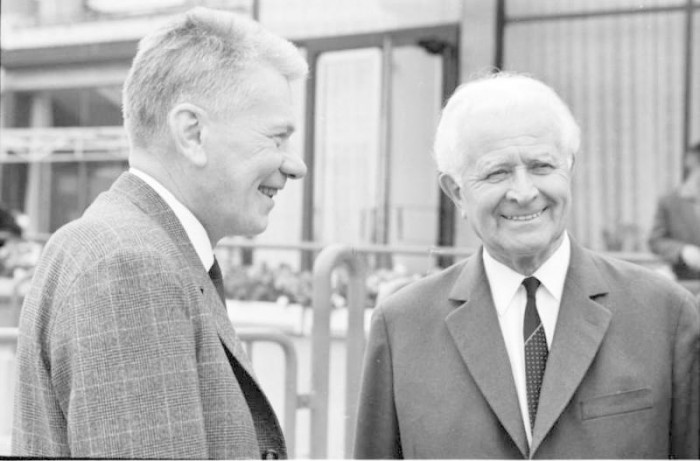 Oblíbený Josef Smrkovský 
nakonec neodolal a podepsal