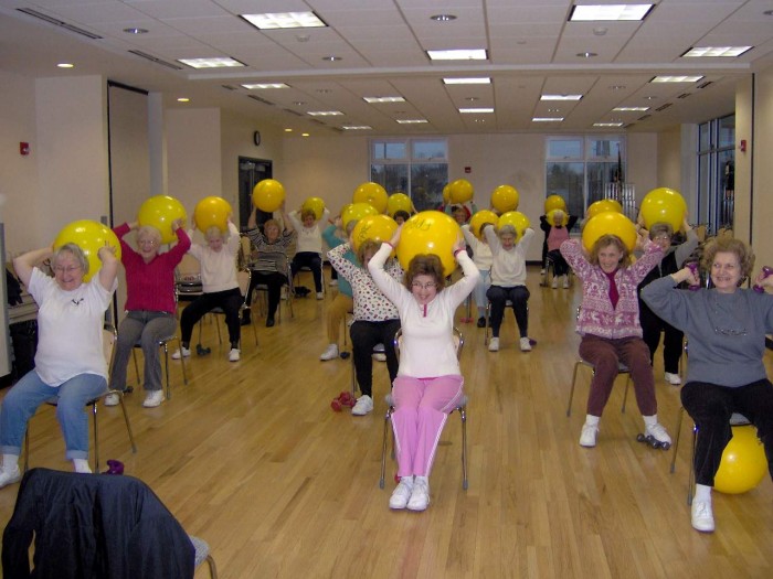 Lidé s osteoartrózou by
měli pravidelně cvičit