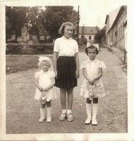 První sv. přijímání-já vpravo s bílou mašlí