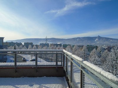 Horní terasa domu, tady se budu chodit opalovat. Celý den ozářená sluníčkem.
