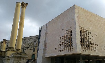 Vpravo je nová budova Parlamentu, vlevo malá část Královské opery.