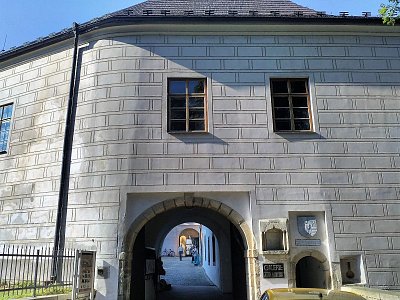 Původně gotický hrad byl přestavěn na renesanční zámek