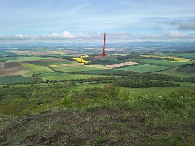 Inkarnátové pole viděno z Řípu