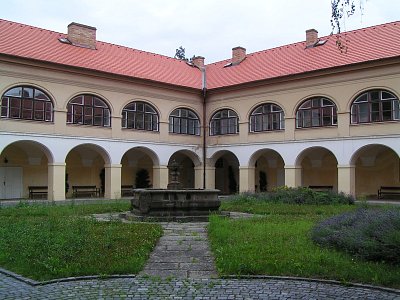 01-nadvori-kaple.jpg