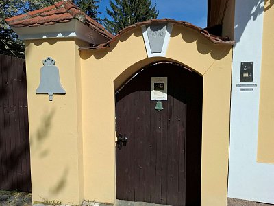 01-vchod-do-arealu-zvonarstvi.jpg