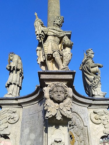 Morový sloup s patrony Země České na Havlíčkově náměstí