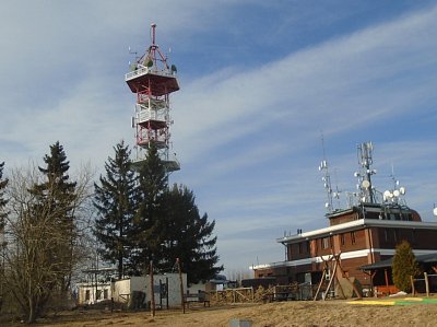 Kozákovská rozhledna a chata.