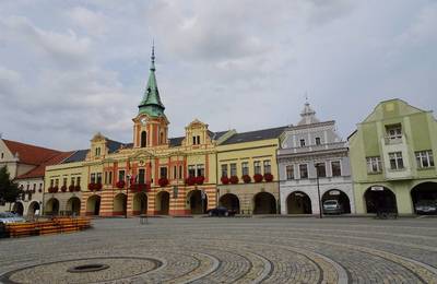 02-namesti-s-radnici-a-oknem-nad-studnou.jpg