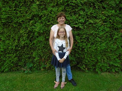 Setkání umělkyň...Autorka pohádky : " Rozlouskni oříšek " - Libuška a ilustrátorka obrázků Rozálka.