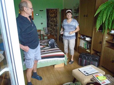 V pátek dopoledne...Máme všechno Jindro? Libuško, já budu řídit, Ty to zkontroluj a sundej si tu čepicu...