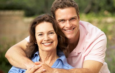 Příliš mladý nebo příliš starý. Věkový rozdíl mezi partnery provází řada předsudků