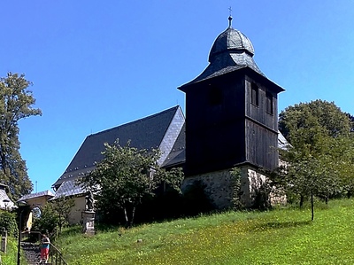 Příkrá je cesta ke kostelu. V popředí samostatná zvonice.