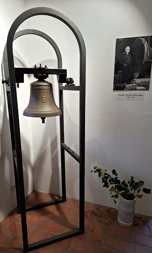 03-podobizna-rudolfa-manouska-zakladatele.jpg