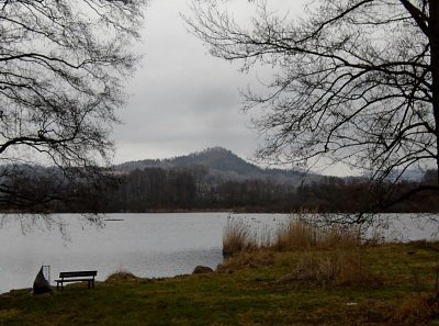 Pohled do krajiny, v dálce Špičák.