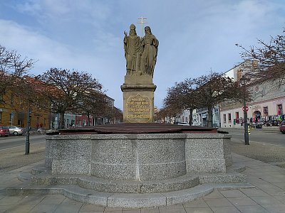 Sousoší Cyrila a Metoděje zdobí kašnu