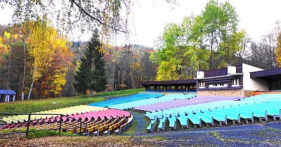 Areál kina se nachází v pěkné přírodě s kulisou karlovarských lesů.