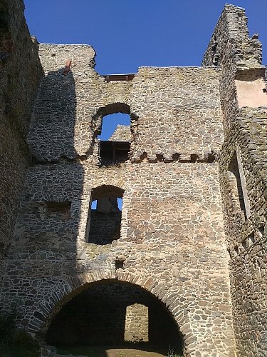 04. Z hlediska archeologie patří tento hrad k nejprozkoumanějším