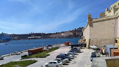 Nábřeží s pevností San Angelo.