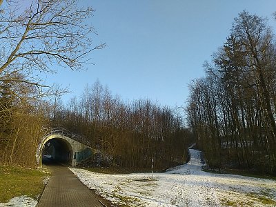 Na Vršovice se dá projít tímto podchodem.